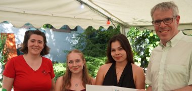 Den Titel „Beste Schule“ erhielt die Albertus-Magnus-Schule Viernheim: Landrat Christian Engelhardt mit Lehrerin Antonia Himmelmann (links) und den Schülerinnen Cheyenne Hofmann und Angelina Schrade (rechts) aus der 12c, die die beste Klasse beim Schulradeln war. Den Titel „Beste Schule“ erhielt die Albertus-Magnus-Schule Viernheim: Landrat Christian Engelhardt mit Lehrerin Antonia Himmelmann (links) und den Schülerinnen Cheyenne Hofmann und Angelina Schrade (rechts) aus der 12c, die die beste Klasse beim Schulradeln war.