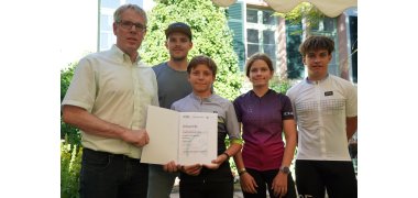 Als zweitplatzierte Schule nahmen Vertreter des Alten Kurfürstlichen Gymnasiums Bensheim die Ehrung entgehen (vlnr): Manuel Kümpel sowie Lean, Lara und Luca Maximilian Gebhardt. Als zweitplatzierte Schule nahmen Vertreter des Alten Kurfürstlichen Gymnasiums Bensheim die Ehrung entgehen (vlnr): Manuel Kümpel sowie Lean, Lara und Luca Maximilian Gebhardt.