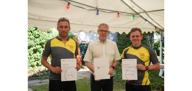 Das Radelaktivste Team stellte der RV 03 Bürstadt. Die Mannschaft belegte zudem den dritten Platz in der Kategorie „Größtes Team“. Die Auszeichnung nahmen Christian Gebhardt und Ruben Wiedemann (rechts) entgegen. Das Radelaktivste Team stellte der RV 03 Bürstadt. Die Mannschaft belegte zudem den dritten Platz in der Kategorie „Größtes Team“. Die Auszeichnung nahmen Christian Gebhardt und Ruben Wiedemann (rechts) entgegen.