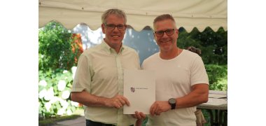 Die Stadt Bensheim belegte beim Stadtradeln 2025 in der Kategorie „Beste Kommune“ Platz 2. Frank Wienecke nahm die Ehrung entgegen. Die Stadt Bensheim belegte beim Stadtradeln 2025 in der Kategorie „Beste Kommune“ Platz 2. Frank Wienecke nahm die Ehrung entgegen.