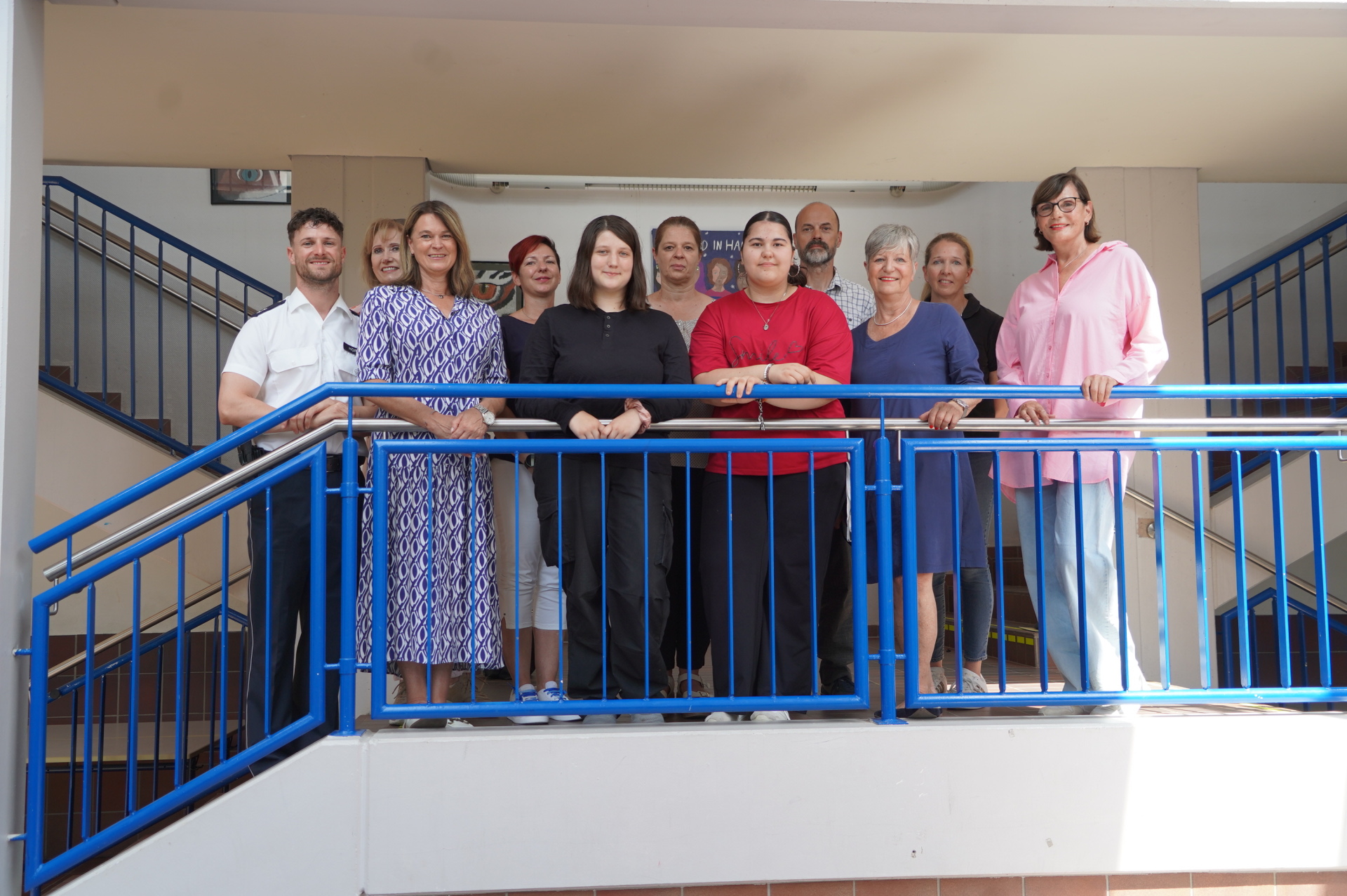 Die Erste Kreisbeigeordnete Angelika Beckenbach informierte gemeinsam mit den Partnerinnen und Partnern der Kampagne „Brich Dein Schweigen!“ beim Projekttag an der Schillerschule in Bensheim über die Gefahren des sexuellen Missbrauchs im Netz (v.l.n.r.): Kriminaloberkommissar und Jugendkoordinator der Polizeidirektion Bergstraße Johannes Emanuel Hofmann, die Präventionsbeauftragte des Kreises Reinhild Zolg, Rebecca Vettermann, stellvertretende Leiterin des Fachbereiches Bildung, Betreuung und Erziehung im Jugendamt des Kreises, eine Schülerin der Schillerschule Bensheim, Schulleiterin Sylvia Meier, eine weitere Schülerin der Schillerschule, Tobias Knapp, Psychologe des Staatlichen Schulamts für den Landkreis Bergstraße und den Odenwaldkreis, Bensheims Bürgermeisterin Christine Klein, Nadja Niestroj vom Präventionsteam des Kreises und Edith Stier-Thompson, Leiterin der Außenstelle Hessen-Süd der Opferhilfe Weißer Ring.