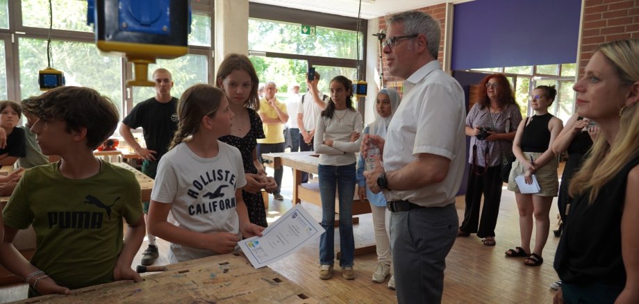 Beim Rundgang der Workshops in den jeweiligen Klassenzimmern überreichte Landrat Christian Engelhardt den Schülerinnen und Schülern eine Urkunde zur Teilnahme am Jugend Klimaforum.