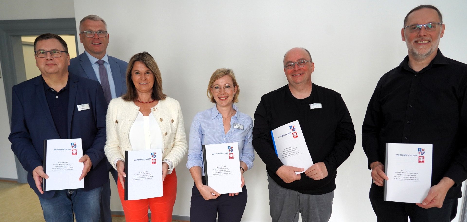 Die Erste Kreisbeigeordnete Angelika Beckenbach (3.v.li.) stellte den ersten gemeinsamen Jahresbericht der drei Beratungsstellen für Eltern, Kinder und Jugendliche des Kreises und des Caritasverbandes Darmstadt gemeinsam mit (v.l.n.r.) dem Leiter des Bergsträßer Jugendamtes Kai Kuhnert, dem Direktor des Caritasverbandes Darmstadt e.V. Winfried Hoffmann, der Leiterin der Bensheimer Erziehungsberatungsstelle Hannah Güneş, dem Leiter der Lampertheimer Beratungsstelle Frank Occhionero sowie dem Leiter der Fürther Erziehungsberatungsstelle Eike Christian Wiesner vom Caritasverband Darmstadt vor.
