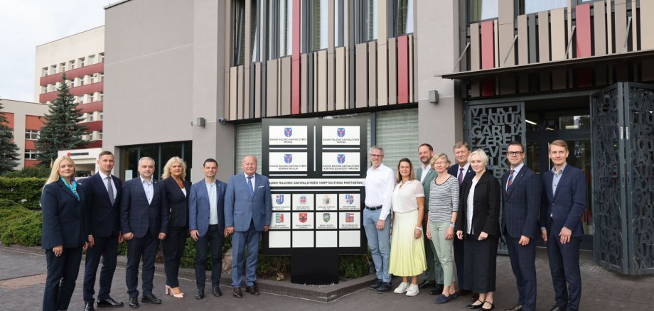 Landrat Christian Engelhardt (Mitte) zusammen mit der Ersten Kreisbeigeordneten Angelika Beckenbach (rechts daneben) und einer Delegation zu Besuch im Landratsamt des Kreises Kaunas.