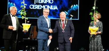 Verleihung der Ehrenabzeichen Landrat Christian Engelhardt zusammen mit dem Landrat von Kaunas Valerijus Makūnas bei der feierlichen Zeremonie zur Verleihung der Ehrenabzeichen des Bezirks Kaunas.