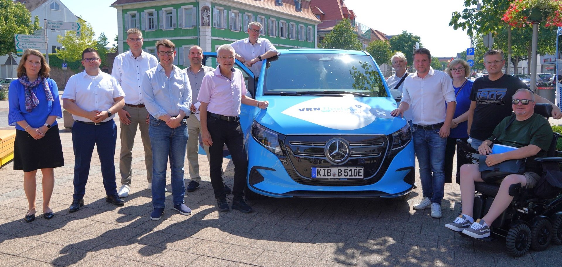 Landrat Christian Engelhardt steht gemeinsam mit dem amtierenden Bürgermeister Gottfried Störmer, dem künftigen Bürgermeister Alexander Scholl, dem Geschäftsführer der VRN GmbH Dr. Michael Winnes und dem Geschäftsführer der Behles Bus GmbH Marc Hein um einen VRN-Bus.