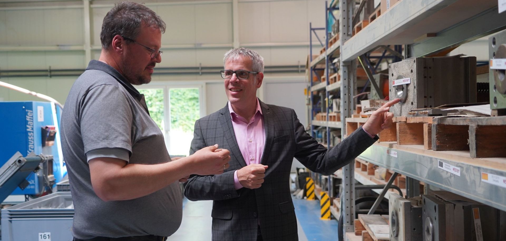 Besuch Wissner aktiv lernen Landrat Christian Engelhardt (rechts) informierte sich bei Jörn Wissner (links) über die nachhaltigen Produkte des Bensheimer Familienunternehmens Wissner aktiv lernen und zeigt auf eine Art Maschine.
