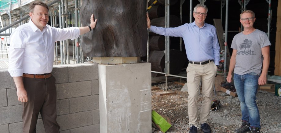 Landrat Christian Engelhardt (Mitte) mit Projektleiter Andreas Scheitacker (rechts) und Dr. Matthias Zürker von der Wirtschaftsförderung Bergstraße auf der Baustelle der Timberjacks-Filiale im Stubenwald in Bensheim.