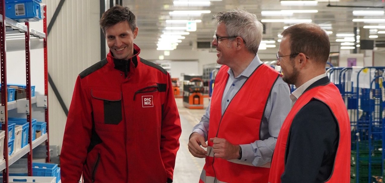 Landrat Christian Engelhardt (Mitte) im Picnic Fulfillment Center Viernheim mit Standortleiter Karl Köpke (links) und Marco Kreuzer von der Wirtschaftsförderung Bergstraße.