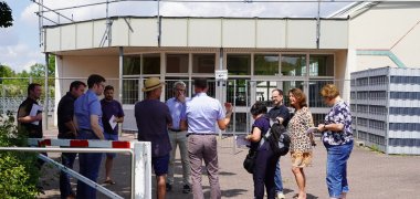 Besuch Altrheinhalle Lampertheim Landrat Engelhardt nahm den Baustellenbesuch bei der Altrheinhalle in Lampertheim zum Anlass, sich mit den Beteiligten auszutauschen und informierte gleichzeitig Pressevertreter über die Maßnahme.