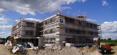 Besuch Ärztehaus-Baustelle Lampertheim Imposantes, maßgeschneidertes Gebäude: Das im Bau befindliche Ärztehaus im Gleisdreieck Lampertheim.