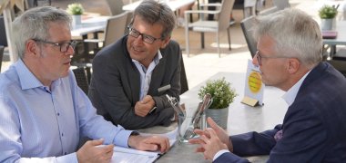 Gespräch mit Vorstand der VR Bank Ried-Überwald Landrat Christian Engelhardt (links) im Gespräch mit Claus Diehlmann (rechts) und Frank Ohl (beide im Vorstand der VR Bank Ried-Überwald).