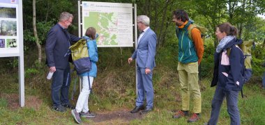Geo-Naturpark Bergstraße Odenwald Landrat Christian Engelhardt steht mit Bürgermeister Holger Schmitt und Pia Mack-Gnirss, Marcus Vogel und Larissa Arras vor einem Schild im Geo-Naturpark Bergstraße Odenwald.
