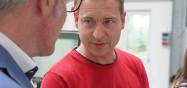 Landrat Christian Engelhardt im Gespräch mit Benjamin Steinmaus, Geschäftsführer von Steinmaus Druck XL.