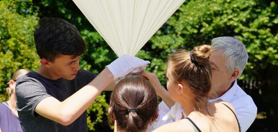 (v.l.n.r.) Die Schülerinnen und Schüler des Naturwissenschaftskurses der Jahrgangsstufe neun bereiteten gemeinsam mit Jan Fuchs, Leiter des digi_space Bergstraße, den Stratosphärenballon für den Flug in die Erdatmosphäre vor.