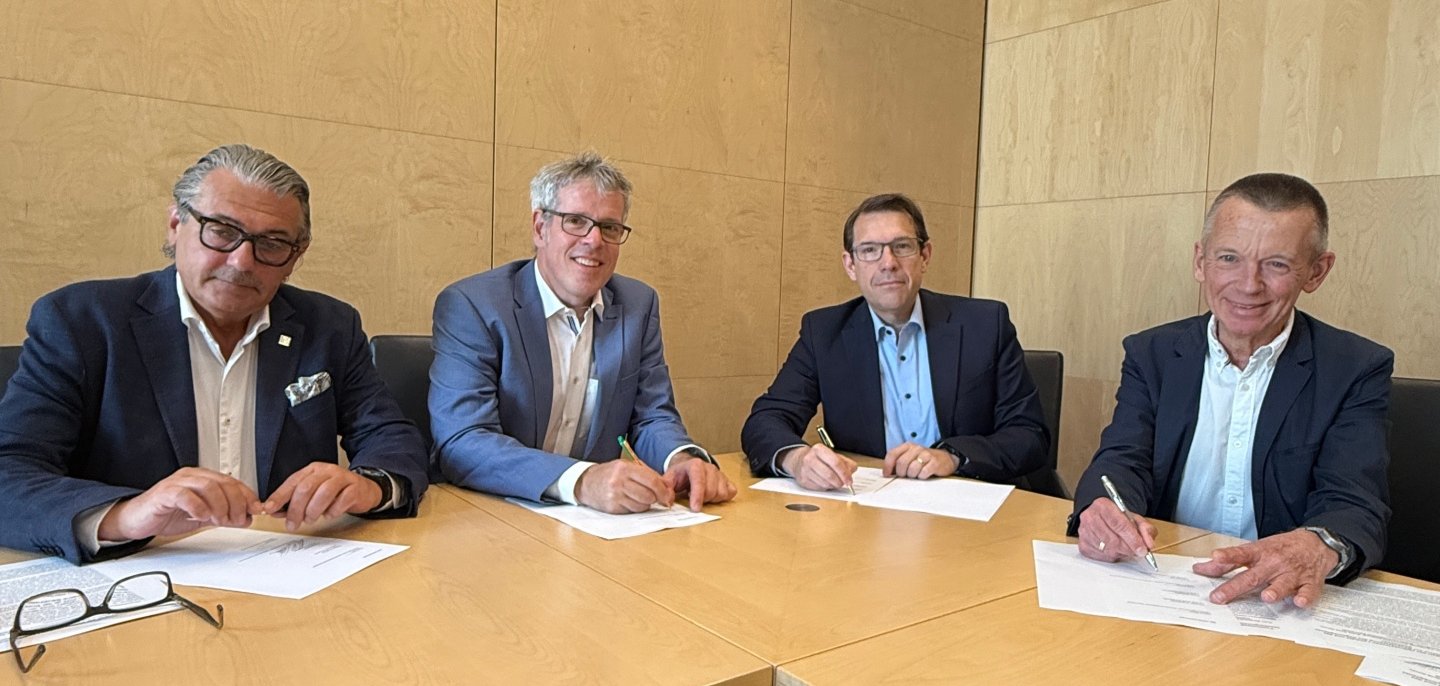 Landrat Klaus Peter Schellhaas (Darmstadt-Dieburg), Landrat Christian Engelhardt (Bergstraße), Oberbürgermeister Hanno Benz (Darmstadt) und Landrat Thomas Will (Groß-Gerau) unterzeichnen das gemeinsame Positionspaper, mit dem sie sich in die laufende Neuaufstellung des Regionalplans Südhessen einbringen.