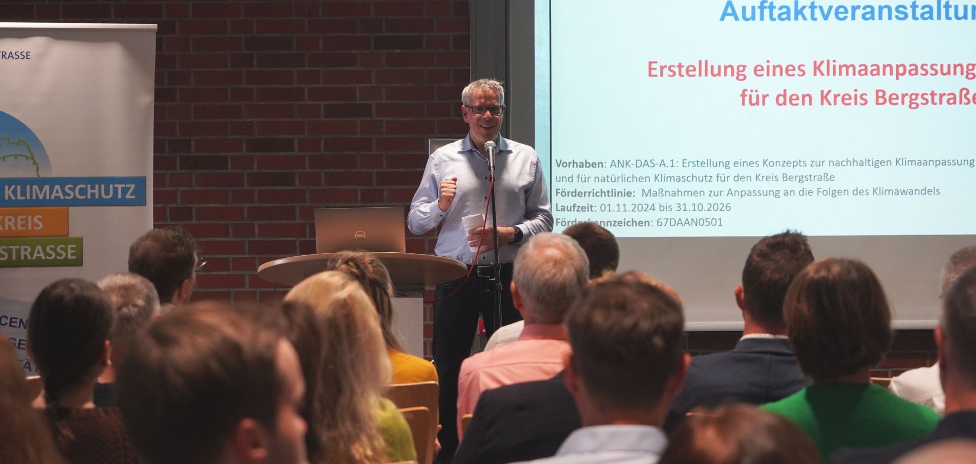 Begrüßung Landrat Engelhardt Landrat Christian Engelhardt steht mit einem Mikrofon in der Hand vor den Teilnehmenden.