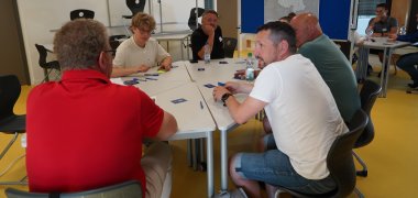 Kleingruppe Workshop Ein Kleingruppe sitzt an einem Tisch und diskutiert.