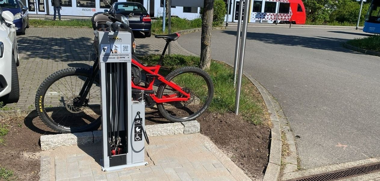 Ein Fahrrad steht an der neuen Fahrradreparaturstation.