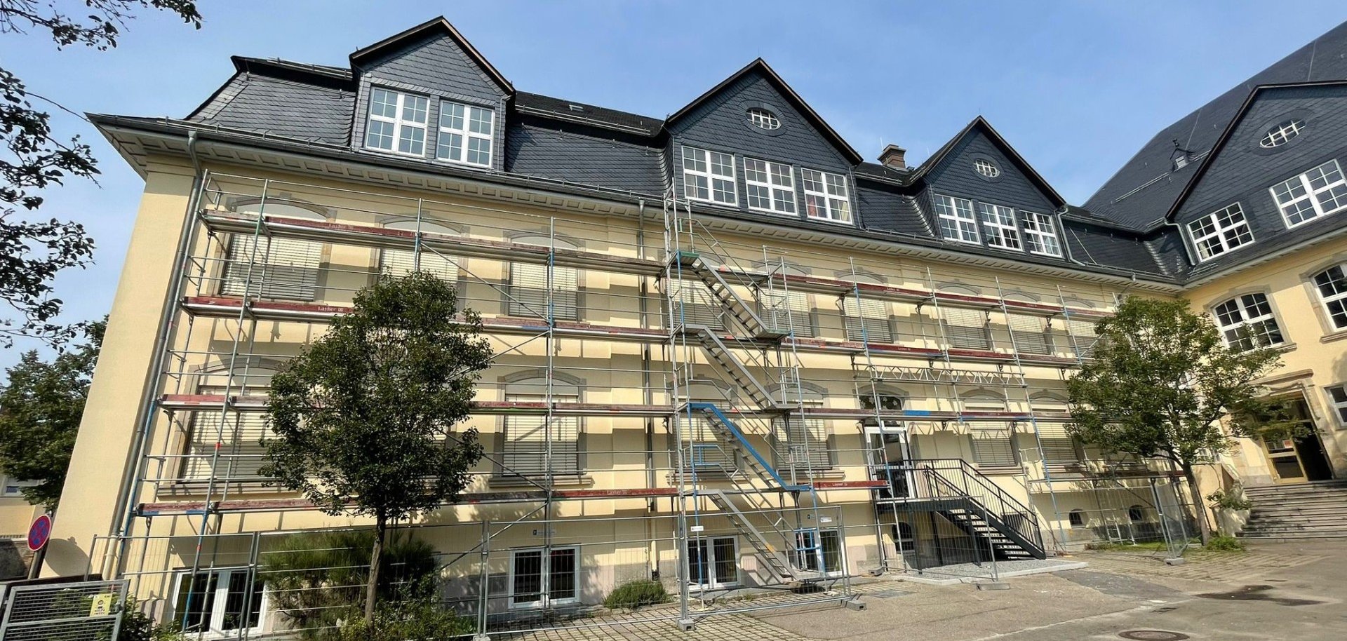 Das Schulgebäude der Schillerschule Viernheim mit der neu installierten Sonnenschutzanlage,