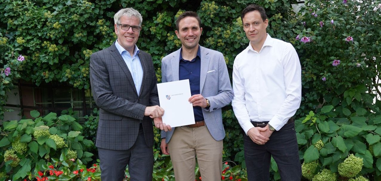 Landrat Christian Engelhardt (links) überreichte zusammen mit dem Leiter der Abteilung „Ländlicher Raum“, Simon Menden (rechts), den Förderbescheid an den Bürgermeister der Stadt Lindenfels, Maximilian Klöss (Mitte).
