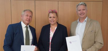 Der bisherige Vorsitzende des Bergsträßer Jagdbeirates Udo Pfeil (li.) und Freiherr Philipp Wambolt von Umstadt (re.), bislang Vertreter der Forstwirtschaft im Jagdbeirat, wurden nach 15 Jahren ehrenamtlichen Engagements von der Leiterin der Abteilung Ordnung- und Gewerbewesen Alexandra Radies (Mitte) aus dem Jagdbeirat verabschiedet.