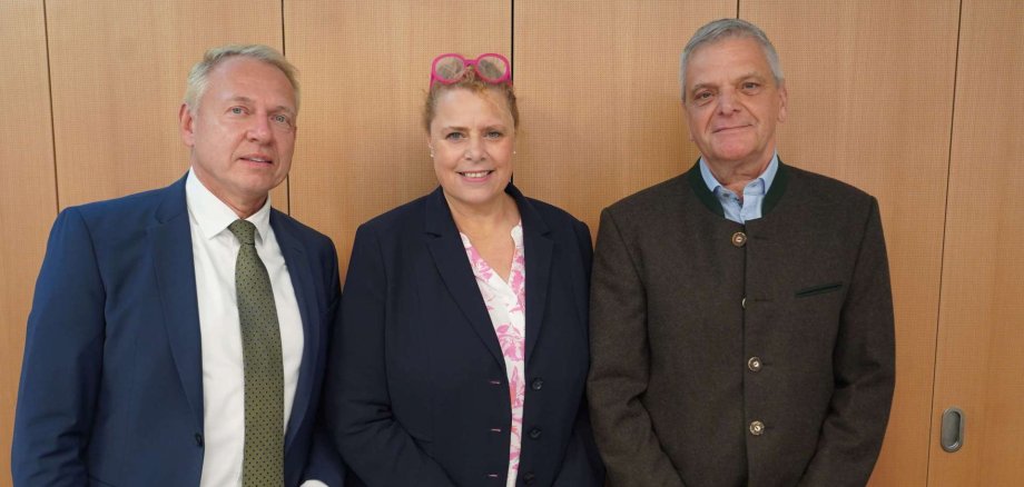 Die Leiterin der Abteilung Ordnung- und Gewerbewesen der Kreisverwaltung, Alexandra Radies (Mitte), mit dem bisherigen Vorsitzenden des Jagdbeirates Udo Pfeil (li.) und dem neuen Vorsitzenden Professor Joachim Kilian (re.).