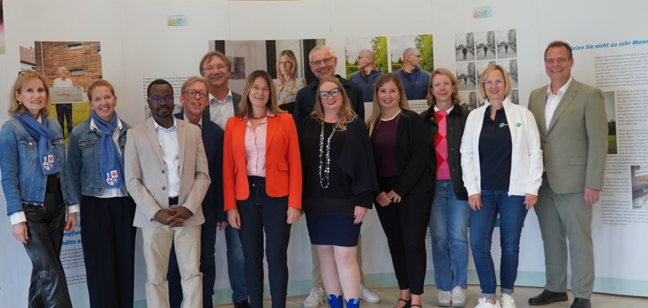 Die Erste Kreisbeigeordnete und Gesundheitsdezernentin Angelika Beckenbach eröffnet zusammen mit Partnerinnen und Partnern die Wanderausstellung „HPV hat viele Gesichter“.