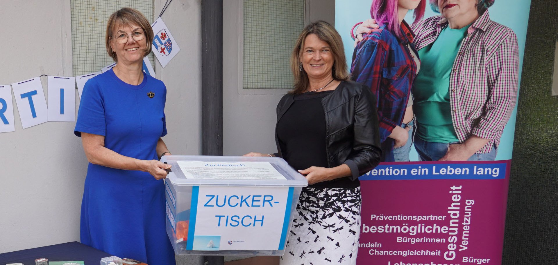 Die Erste Kreisbeigeordnete und Gesundheitsdezernentin Angelika Beckenbach präsentiert gemeinsam mit der Leiterin der Abteilung Personal und Organisation der Bergsträßer Kreisverwaltung, Barbara Hoffbauer, den neu aufgestellten Zuckertisch.