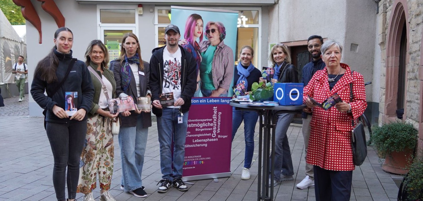 Die Erste Kreisbeigeordnete und zuständige Dezernentin Angelika Beckenbach (2. v.l.) war gemeinsam mit Nicole Brosé von der AWO Suchthilfe & Prävention PRISMA (rechts daneben), Alexa Golak vom Weißen Ring (links daneben), der Bürgermeisterin von Bensheim, Christine Klein (rechts) und dem Präventionsteam des Kreises (Nadja Niestroj, 4. v.r. und Reinhild Zolg, 3. v.r.), unterstützt von den Azubis Niklas Heldmann (4. v.l.) und Shehzad Ijaz (2. v.r.), auf dem Winzerfest in Bensheim. Mit einer Flyer-Aktion machten sie auf die Gefahren von K.O.-Tropfen aufmerksam.