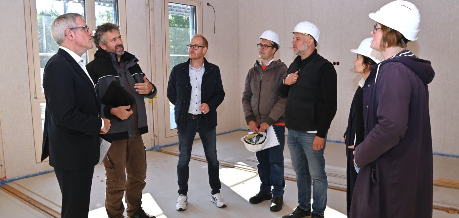 Bei der Baustellenbesichtigung macht sich Landrat Christian Engelhardt ein persönliches Bild von der Situation und tauscht sich mit Thorsten Voss, Projektleiter für Müller Blaustein und VOSS BauWerk GmbH, dem Technischen Betriebsleiter des Eigenbetriebs Schule und Gebäudewirtschaft, Johannes Kühn, dem Projektleiter des Eigenbetriebs, Daniel Horn sowie mit Christian Pick von der Bauüberwachung, Kader Güney, Projektleitung und Anne Kettenburg, Partnerin des Büros werk.um aus. (vlnr)