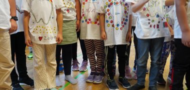 Selbstgestaltete T-Shirts Beim Aktionstag konnten die Schülerinnen und Schüler ihre eigenen T-Shirts mit individuellen Zahn-Designs entwerfen und gestalten.
