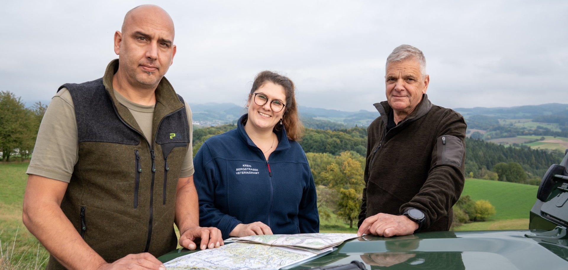 Jägerschaft und Kreisverwaltung arbeiten bei der Bekämpfung der Afrikanischen Schweinepest eng zusammen. Hier: Michael Denger (Hegegemeinschaft Birkenau), Deborah Schobrick (Amtliche Tierärztin Veterinäramt Kreis Bergstraße) und Prof. Joachim Kilian (1. Vorsitzender der Jagdklubs St. Hubertus Bergstraße).