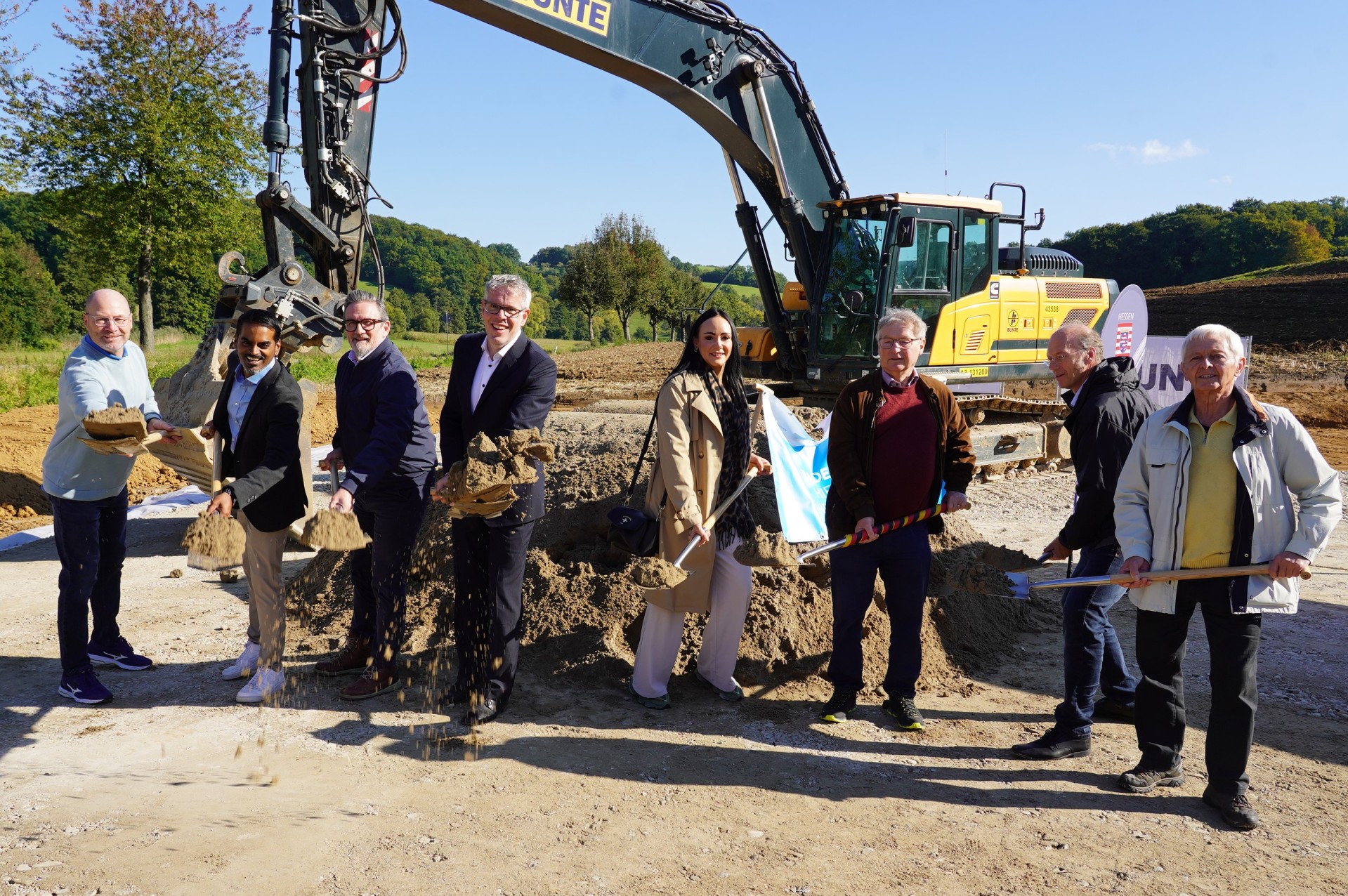 Spatenstich für den Rad- und Fußweg entlang der K12 zwischen Ober-Mumbach und Reisen: Landrat Christian Engelhardt (4. v. li.) gab den Startschuss für das Projekt gemeinsam mit (v.l.n.r.) dem Vorsitzenden der Gemeindevertretung Mörlenbach Gerhard Ohlig, dem Bürgermeister von Birkenau Milan Mapplassary, dem Bürgermeister von Mörlenbach Erik Kadesch, der Kreistagsabgeordneten Anna Maria Schranz, dem Kreistagsabgeordneten Peter Stephan, dem Dezernenten Planung und Bau Südhessen bei Hessen Mobil Markus Schmitt sowie dem Ortsvorsteher von Ober-Mumbach Klaus Zopf.