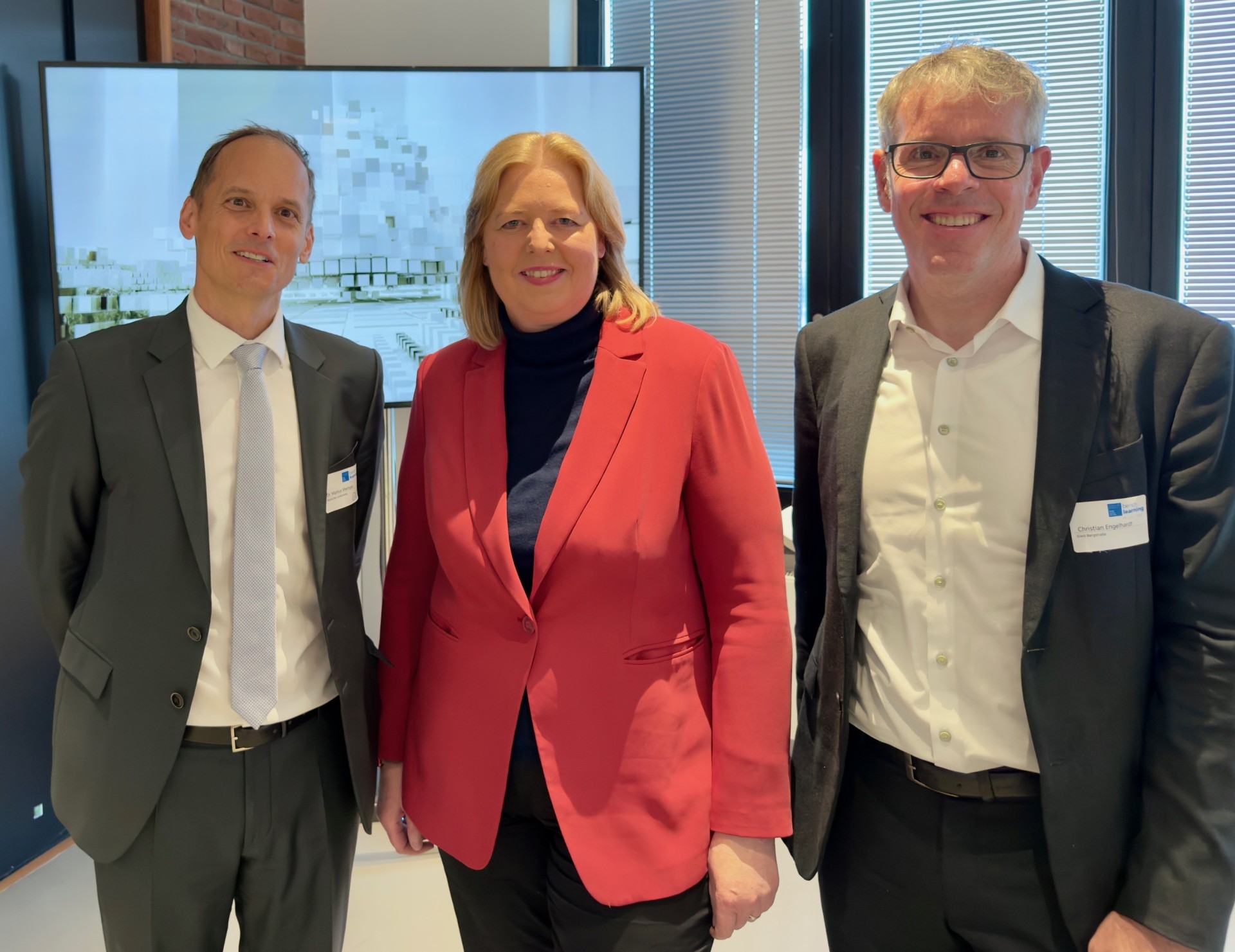 Landrat Christian Engelhardt (rechts) mit Bundesministerin für Arbeit und Soziales Bärbel Bas und Dr. Markus Mempel (Pressesprecher und Sozialreferent beim Deutschen Landkreistag) beim „Tag der kommunalen Jobcenter“ am 29.09.2025 in Berlin.