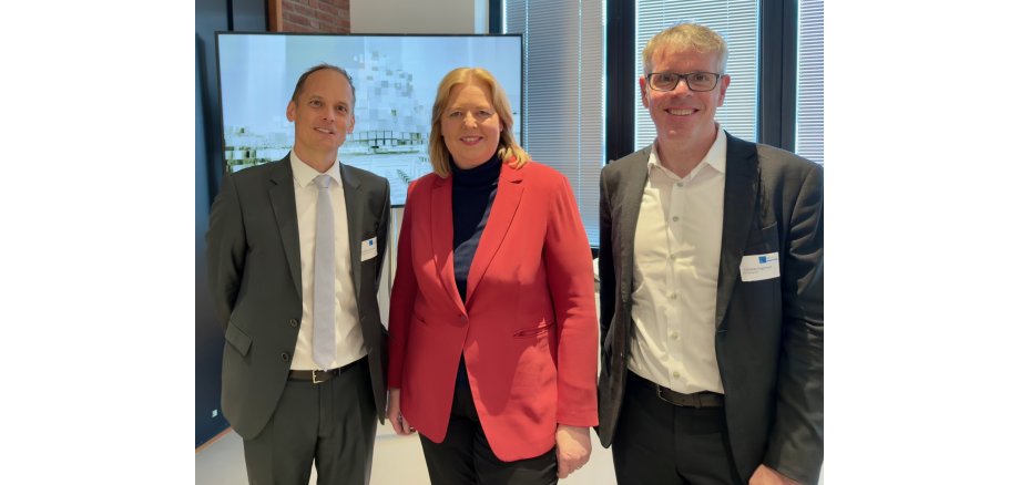 Landrat Christian Engelhardt (rechts) mit Bundesministerin für Arbeit und Soziales Bärbel Bas und Dr. Markus Mempel (Pressesprecher und Sozialreferent beim Deutschen Landkreistag) beim „Tag der kommunalen Jobcenter“ am 29.09.2025 in Berlin.