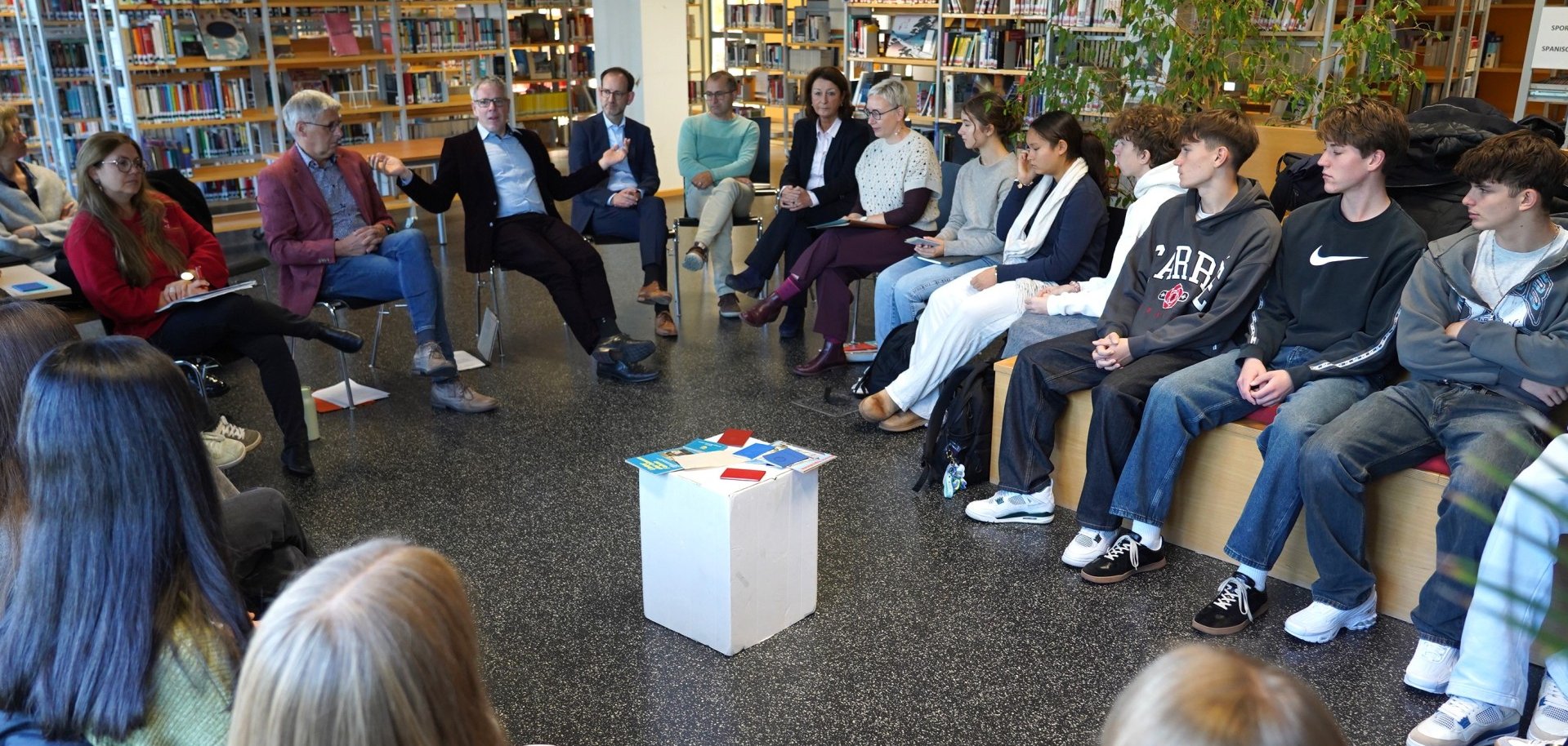 Landrat Christian Engelhardt (3. v. li.) und der Kreistagsvorsitzende Joachim Kunkel (2.v.li) diskutierten mit Schülerinnen und Schülern der 11. Jahrgangsstufe des Lessing-Gymnasiums, ihren Lehrerinnen Katja Böttche (7. v. li.) und Julia Schubert-Förster (1. v. li.), Schulleiterin Silke Weimar-Ekdur (6. v. li.) und dem stellvertretenden Schulleiter Jérôme Dath (4. v. li.).