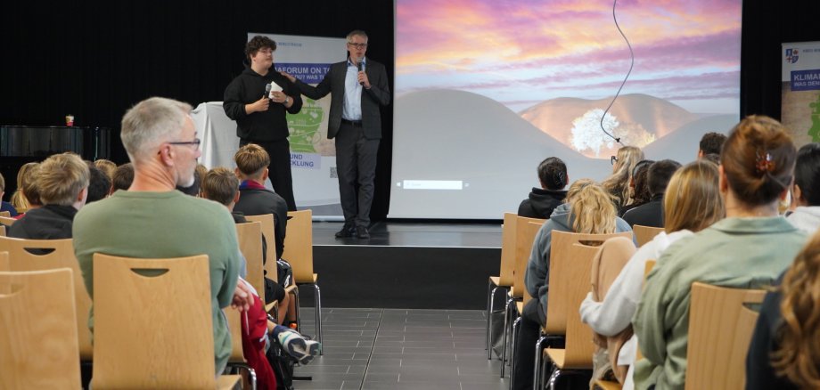 Landrat Christian Engelhardt und Moderator Leon Jakobi begrüßten die Schülerinnen und Schüler beim dritten Bergsträßer Jugend Klimaforum.