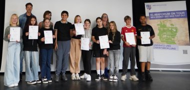 Zertifikatübergabe Die Klassensprecherinnen und -sprecher der Jahrgangsstufe sechs nahmen freudig ihre Teilnahmezertifikate entgegen.