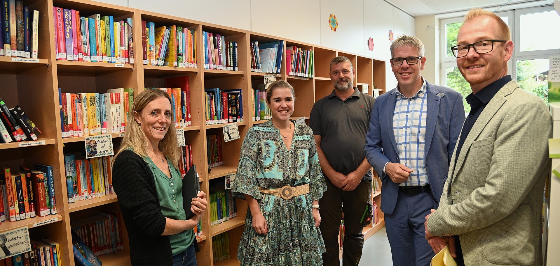 Die stellvertretende Schulleiterin Kerstin Röhrig, Schulleiterin Annika Breunig und Hausmeister Matthias Winheim stehen mit Landrat Christian Engelhardt und Johannes Kühn vom Eigenbetrieb Schule und Gebäudewirtschaft in der Waldhufenschule.