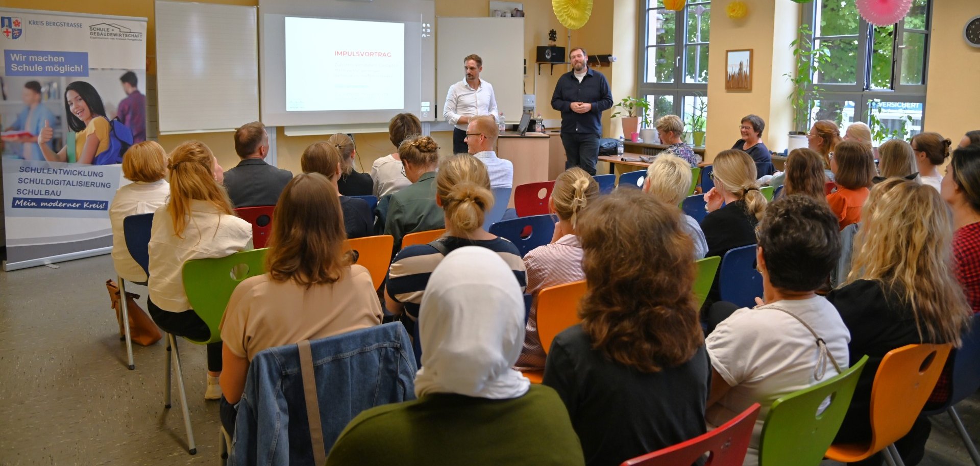Jörn Lorenz und Christopher Frett vom Beratungsbüro „Lernbauten“ stellen der Schulgemeinde der Schillerschule Lampertheim die nächsten Schritte in der Leistungsphase 0 vor.