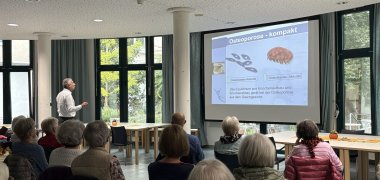 Vortrag von Dr. Karl-Wilhelm Klingler Es gab einige interessante Vorträge und Angebote, darunter den Vortrag von Dr. Karl-Wilhelm Klingler zum Thema Osteoporose.