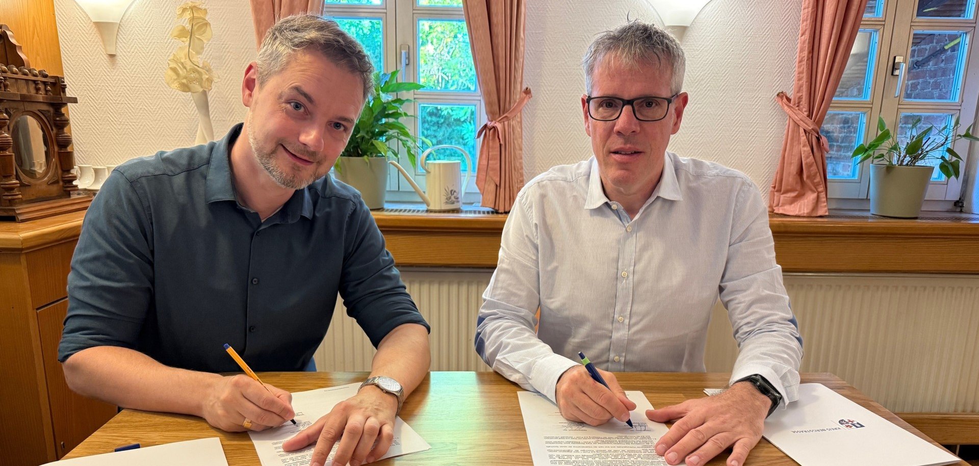 Bürgermeister Lutz Spitzner und Landrat Christian Engelhardt unterzeichnen die Vereinbarung