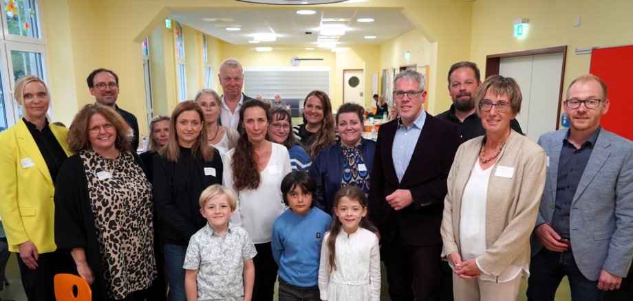 Landrat Christian Engelhardt (4. v. re.) mit den Teilnehmerinnen und Teilnehmern der Jubiläumsveranstaltung „Zehn Jahre Pakt für den Nachmittag“ an der Schillerschule Viernheim: Kathrin Schnalle (Hessisches Ministerium für Kultus, Bildung und Chancen), Stefanie Brand (Leiterin der Schillerschule Viernheim), Michael Schmitt (Leiter Serviceagentur Ganztag Hessen), Christin Zweigler (Lernmobil e. V.), Simone Kurt (bisherige Leiterin Felsenmeerschule Lautertal-Reichenbach), Christine Marx (Leiterin Carl-Orff-Schule Bensheim-Fehlheim), Markus Proksch (Staatliches Schulamt Bergstraße/Odenwald), Beate Lammer (stellvertretende Leiterin Adam-Karillon-Schule Wald-Michelbach), Ulrike Babist (Leiterin Sonnenuhrschule Birkenau), Madeleine Kuschel (stellvertretende Leiterin Felsenmeerschule Lautertal-Reichenbach), Christine Lösch (stellvertretende Leiterin Schillerschule Bensheim), Marc Colin (Vertretung der kaufmännischen Abteilungsleitung Eigenbetrieb Schule und Gebäudewirtschaft), Claudia Blume (Sachgebietsleiterin Schulverwaltung- und Entwicklung beim Eigenbetrieb Schule und Gebäudewirtschaft des Kreises) und Johannes Kühn (Technischer Leiter Eigenbetrieb Schule und Gebäudewirtschaft des Kreises).