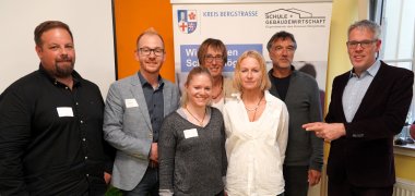 Landrat Christian Engelhardt (re.) mit dem Team des Eigenbetriebes Schule und Gebäudewirtschaft, das den Pakt für den Ganztag für den Schulträger organisiert (v.l.n.r.): der Vertreter der kaufmännischen Leitung des Eigenbetriebes Schule und Gebäudewirtschaft Marc Colin, der Technische Leiter des Eigenbetriebes Johannes Kühn, Sachbearbeiterin Johanna Wolf, Sachgebietsleiterin Schulverwaltung- und Entwicklung Claudia Blume, Sachbearbeiterin Barbara Ludwig und Stefan Baumgardt (Jugendamt Kreis Bergstraße).