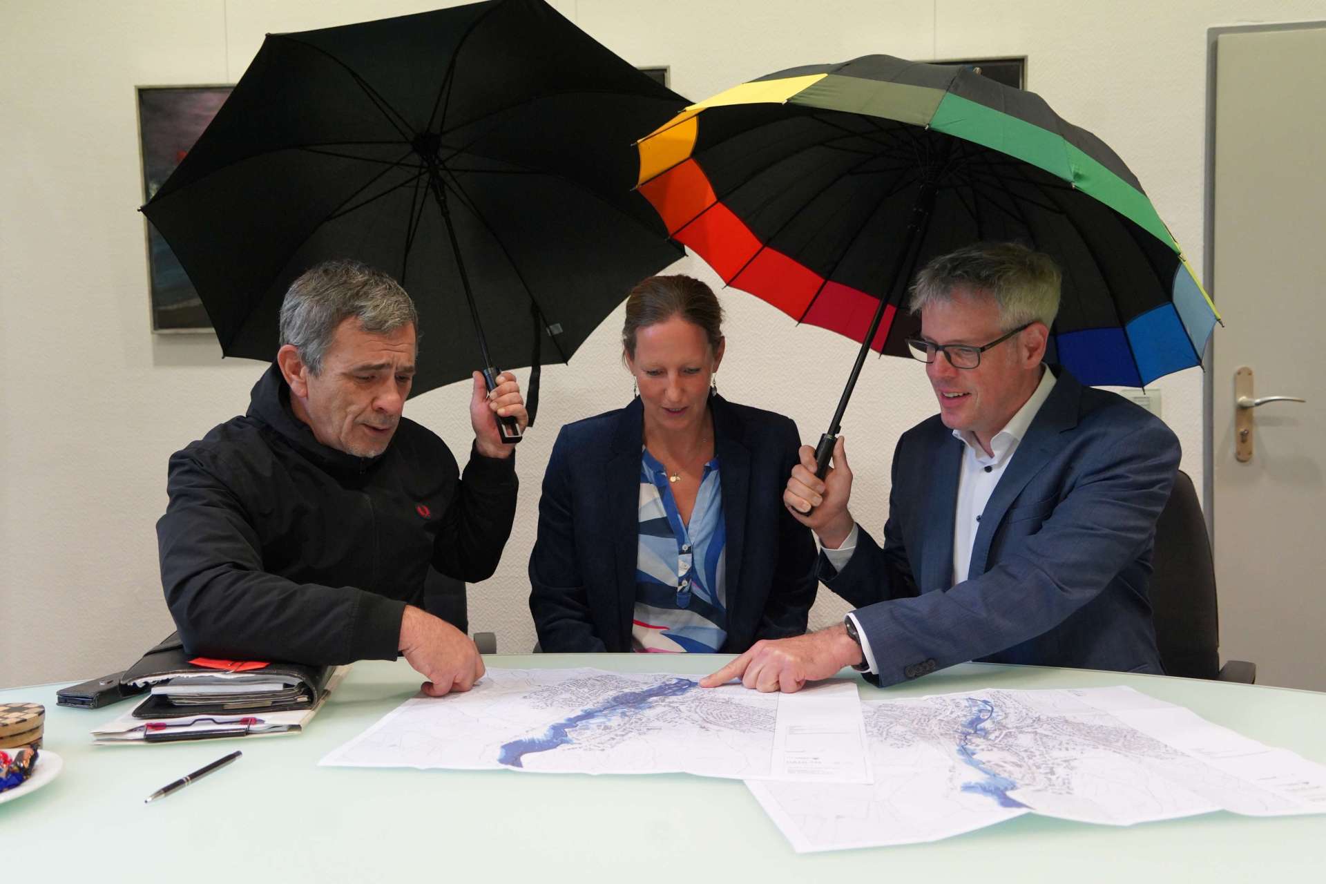 Landrat Christian Engelhardt (rechts) und Ulrich Androsch, Geschäftsführer des Gewässerverbands Bergstraße (links) besprechen mit Projektleiterin Katharina Wilkin (Mitte) die Installationsorte für die Sensoren des neuen Starkregen-Frühwarnsystems.