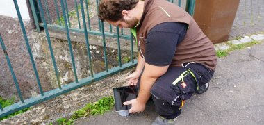 Peter Heuser, vom Dienstleister UI, installierte im Vorgängerprojekt bereits erste Pegelmess-Sensoren an Weschnitz-Zuflüssen, die bereits ab November das bestehende Messnetz verdichten und Echtzeitdaten liefern.