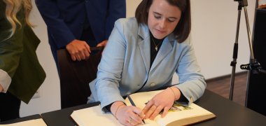 Eintrag Goldenes Buch Katja Simon trägt sich in das Goldene Buch ein.
