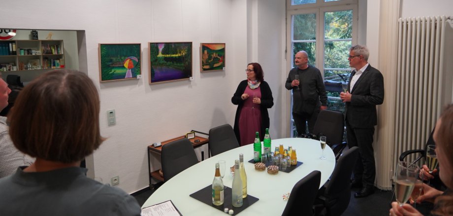 Bei einer kleinen Vernissage im Büro des Landrats Christian Engelhardt präsentiert die Künstlerin Marion Salerno einige ihrer Werke.