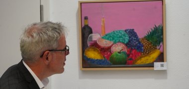 Landrat Christian Engelhardt begutachtet einige Bilder von Marion Salerno.